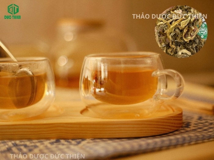 Màu nước trà trinh nữ hoàng cung sau khi sắc có màu vàng hổ phách giúp điều hòa nội tiết