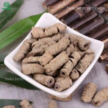 Ba kích tím khô đã tách lõi thủ công sạch sẽ bày trong bát vuông tại Đức Thiện