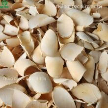 Cận cảnh rễ cây mật nhân khô thái lát mỏng màu vàng nhạt dùng để sắc thuốc hoặc ngâm rượu