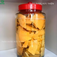 Bình rượu ngâm rễ cây mật nhân (bá bệnh) giúp tăng cường sinh lý nam giới và bồi bổ sức khỏe