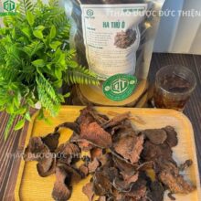 Nước trà hà thủ ô đỏ sau khi pha có màu nâu đỏ đậm đà giúp an thần và cải thiện giấc ngủ cho người già