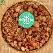 Hình ảnh so sánh phân biệt táo mèo khô Tây Bắc màu nâu sẫm tự nhiên và táo mèo Trung Quốc xốp nhạt màu.