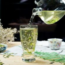 Trà tâm sen có tính hàn giúp thanh nhiệt cơ thể tiêu độc và làm giảm mụn nhọt rôm sảy