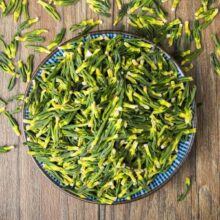 Mẻ tim sen đang được sao vàng hạ thổ đúng chuẩn y lý giúp loại bỏ độc tố và tính hàn