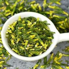 Hình ảnh bóc tách mầm tim sen xanh tươi từ trong lòng hạt sen già chuẩn bị đem đi sấy