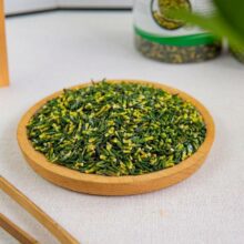 Người bị huyết áp thấp nên pha loãng trà tim sen và thêm lát gừng tươi để cân bằng tính vị