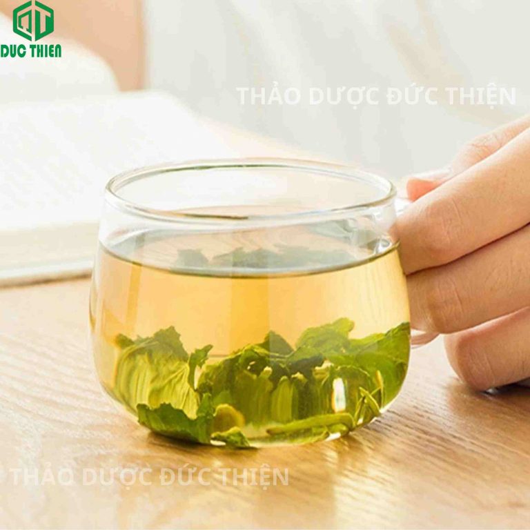 Hình ảnh nước trà bồ công anh sau khi pha có màu vàng sáng, vị thanh mát dễ uống
