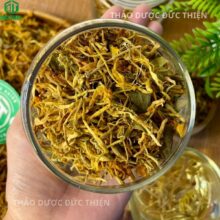 Hướng dẫn chọn mua kim ngân hoa sạch: Kiểm tra trên tay thấy bông khô giòn, thơm dịu, không ẩm mốc