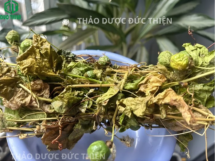 Dây lạc tiên khô nguyên quả và lá dùng để nấu nước uống trị mất ngủ