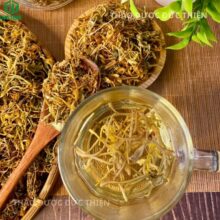 Ly trà kim ngân hoa khi pha đúng cách có màu vàng chanh sáng, vị ngọt hậu, rất dễ uống
