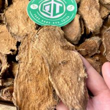 Cận cảnh lát thân rễ mướp gai khô nguyên chất, dược liệu hỗ trợ đau nhức xương khớp.