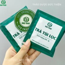 Cận cảnh gói trà túi lọc phan tả diệp nhỏ gọn, vỏ bao giấy sạch sẽ, tiện lợi mang theo đi làm
