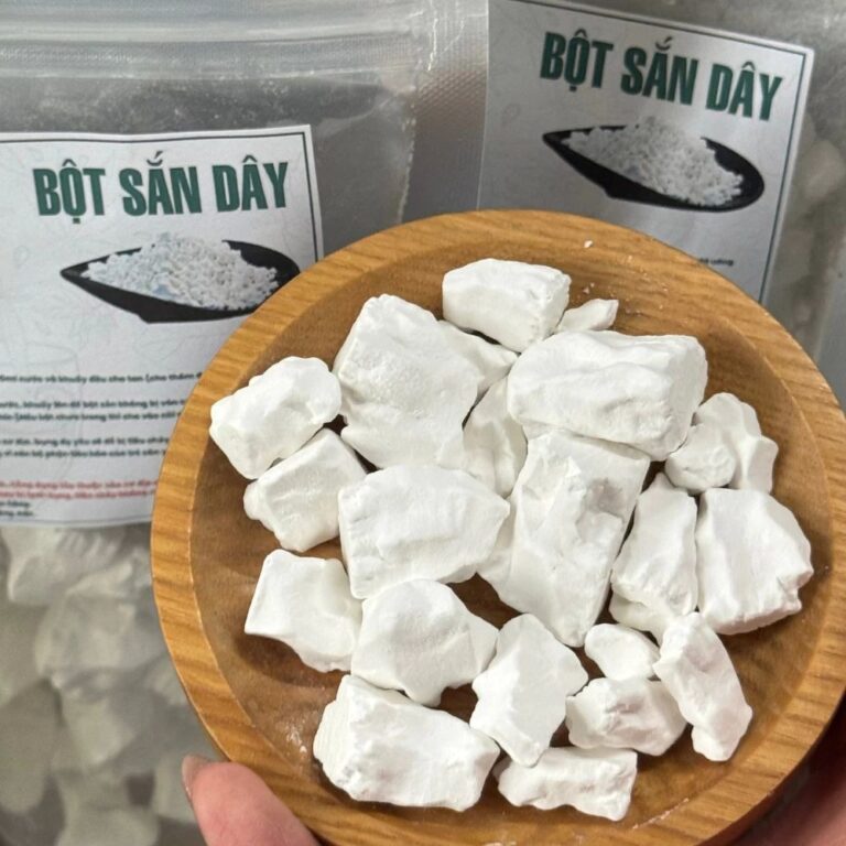 Bột sắn dây nguyên chất dạng cục sắc cạnh trên đĩa gỗ và bao bì đóng gói