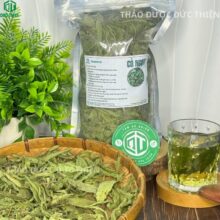 Ly nước trà cỏ ngọt sau khi pha có màu vàng xanh tự nhiên giúp thanh lọc cơ thể và giải nhiệt