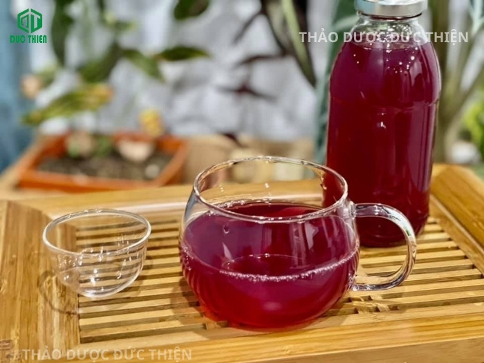 Thành phẩm nước trà lá tía tô khô đóng chai và ra ly màu đỏ đẹp