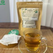 Ly nước trà lá nam 10 vị túi lọc sau khi pha có màu vàng nâu đẹp mắt, vị ngọt thanh dễ uống nhờ cỏ ngọt và hoa nhài.