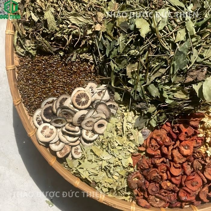 Mẹt nguyên liệu 10 vị thảo dược tự nhiên gồm thảo quyết minh, chỉ xác, phan tả diệp và lá sen được tuyển chọn kỹ lưỡng để làm trà giảm cân.