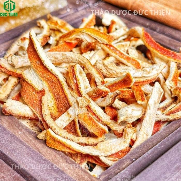 Thành phần trần bì (vỏ quýt khô) trong trà lá nam 10 vị giúp hành khí, tiêu thực, giảm đầy hơi và làm ấm bụng hiệu quả.