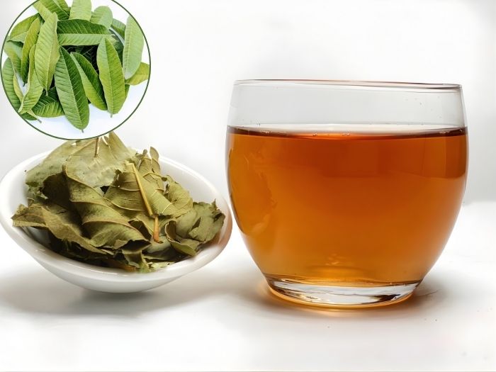 Tách trà lá ổi khô thơm ngon giúp thanh nhiệt, giải độc và bồi bổ sức khỏe hàng ngày.