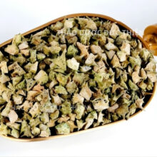 Kiểm tra chất lượng hạt bạch tật lê già, chắc hạt, không bị vụn nát trên tay