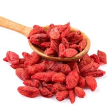 Kỷ tử đỏ sấy khô đỏ mọng trên thìa gỗ nền trắng