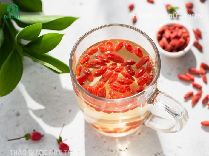 Ly trà kỷ tử đỏ pha nước ấm thơm ngon bổ dưỡng