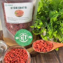 Kỷ tử đỏ sấy khô loại 1 trên thìa gỗ và bao bì thương hiệu Thảo Dược Đức Thiện