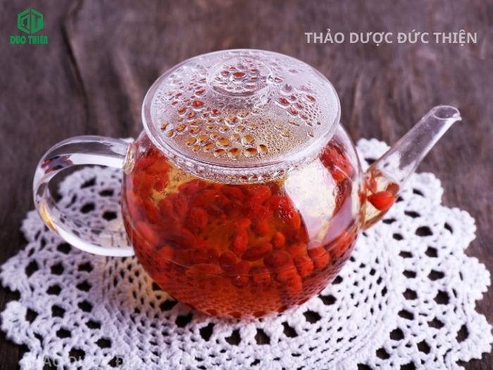 Ấm trà kỷ tử đỏ pha nóng giúp thanh nhiệt giải độc mỗi buổi sáng.