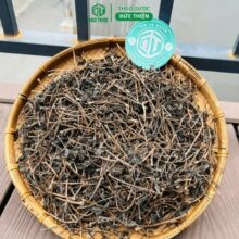 Mẹt cây thuốc dòi khô (cây bọ mắm) được phơi nắng tự nhiên, sạch sẽ và an toàn