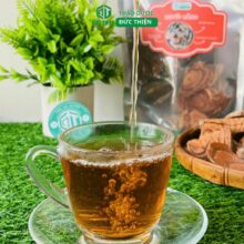 Ly nước sắc cây huyết đằng có màu đỏ thẫm như rượu vang giúp phục hồi sức khỏe phụ nữ sau sinh