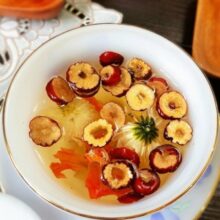 trà kỷ tử đỏ nấu với táo đỏ, hoa cúc thơm ngon dưỡng nhan