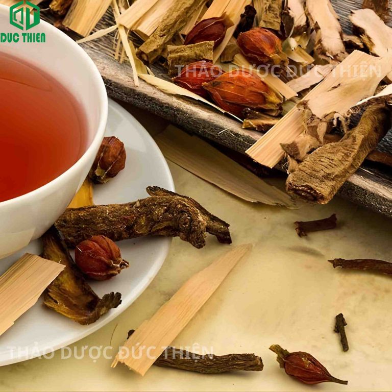 cây phèn đen dùng sắc nấu trà uống hỗ trợ sắc khỏe
