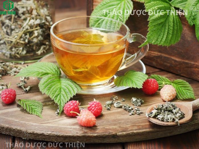 Ly trà lá mâm xôi có màu vàng xanh tươi sáng giúp làm dày niêm mạc tử cung cho phụ nữ