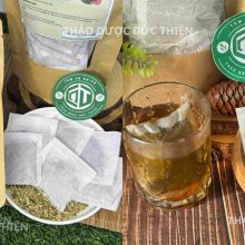 Ly nước trà rau mương túi lọc sau khi pha có màu nâu đỏ đặc trưng, vị đắng nhẹ dễ uống