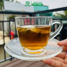 Hình ảnh minh họa việc uống trà xạ đen túi lọc hàng ngày giúp tăng cường sức đề kháng và bảo vệ tế bào gan