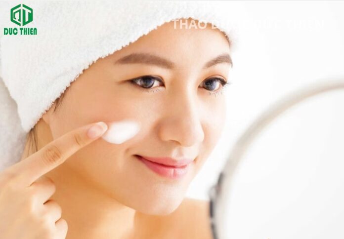 Hạt ngũ hoa giúp hút dầu thừa, cấp ẩm tự nhiên, da mịn và lỗ chân lông se rõ rệt.