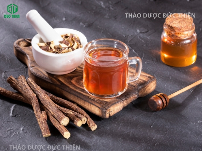Ly trà cam thảo pha mật ong ấm nóng giúp bổ phế và giảm ho hiệu quả