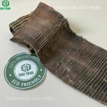 Hình ảnh bẻ đôi vỏ cây đỗ trọng thấy lớp nhựa tơ trắng dày đặc minh chứng cho tuổi đời cây trên 10 năm