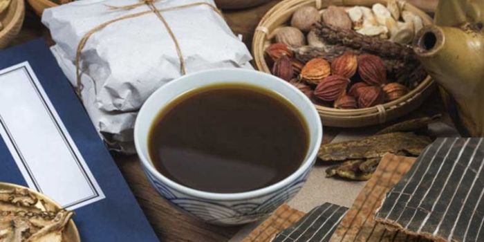 Đỗ trọng nấu nước uống hằng ngày có màu nâu thẫm giúp ổn định huyết áp và bảo vệ tim mạch