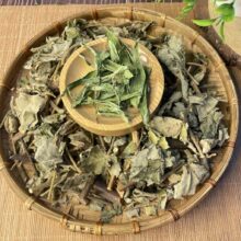 nguyên liệu trà mâm xôi túi lọc lá mâm xôi khô và thảo dược trên khay tre