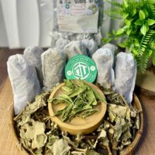 các túi trà mâm xôi túi lọc thảo dược đặt trên mẹt tre cùng nguyên liệu