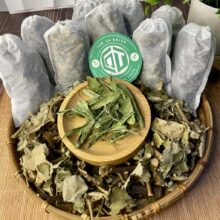 cận cảnh trà mâm xôi túi lọc thảo dược và lá mâm xôi khô tự nhiên